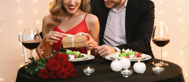 一个面目全非的女人在餐厅约会时收到男友的浪漫礼物图片下载
