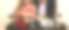 一个面目全非的女人在餐厅约会时收到男友的浪漫礼物图片下载