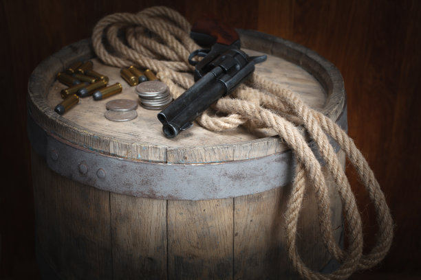 老式西部左轮手枪、弹药和银元图片下载