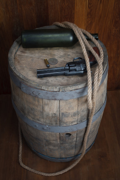 老式西部左轮手枪、弹药和银元图片下载