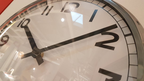 时钟时间在墙上隔离的背景图片下载