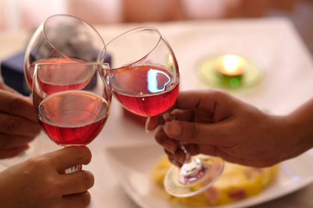 派对上举杯庆祝的朋友们图片下载