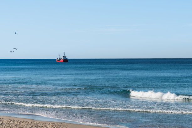 看看美丽的海洋。背景中的船图片下载