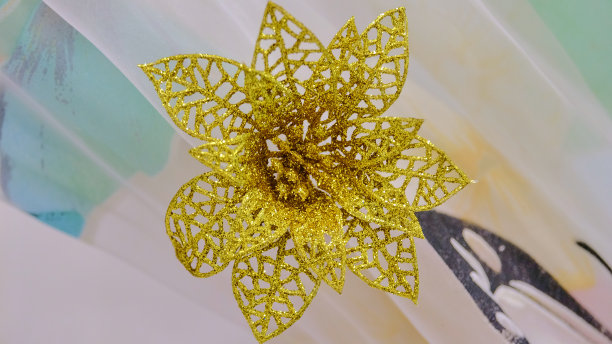 窗帘背景上的金色装饰花图片下载