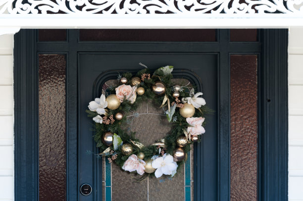 维多利亚风格的房子的蓝色门上的花环。图片下载