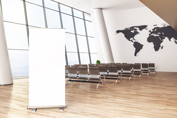 机场等候区有横幅和椅子。图片下载