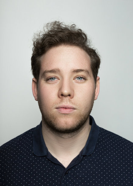 自信英俊的年轻男子的肖像，看向别处图片下载