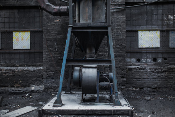 抽象枯燥乏味的背景。肮脏的纹理。旧工厂被毁。生锈的闲置设备。枯燥乏味的表面图片下载