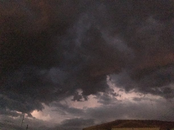 阴天的低角度视图图片下载