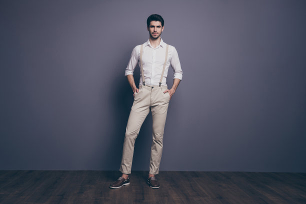 全尺寸照片华丽优雅的男人富有的百万富翁儿子站copypsace把双手口袋准备日期与时尚的女人穿好看的衣服孤立在灰色的背景图片下载