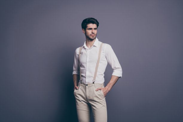 侧面照片优雅的男人感觉奢侈的情感想要吸引女性复制空间把手口袋穿时尚的现代服装孤立在灰色的背景图片下载