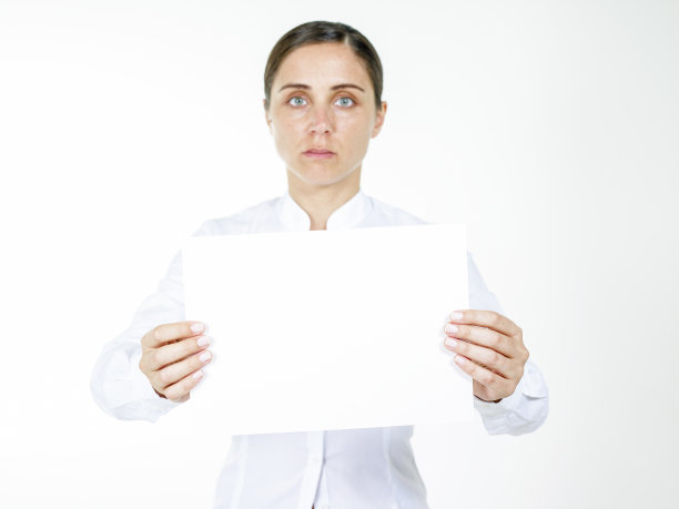 女商人手持空白广告横幅图片下载