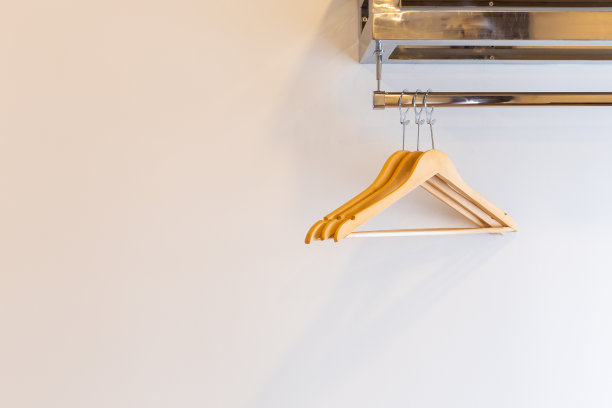 木三豪华衣架挂在酒店卧室内部的砖墙上。图片下载