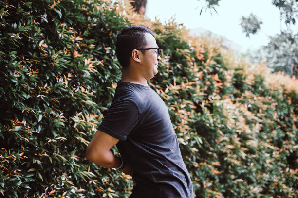 东南亚男人-背部疼痛图片下载