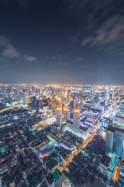 全景城市景观商业区(巴图南，中央世界，曼谷，泰国)大厦黄昏图片下载