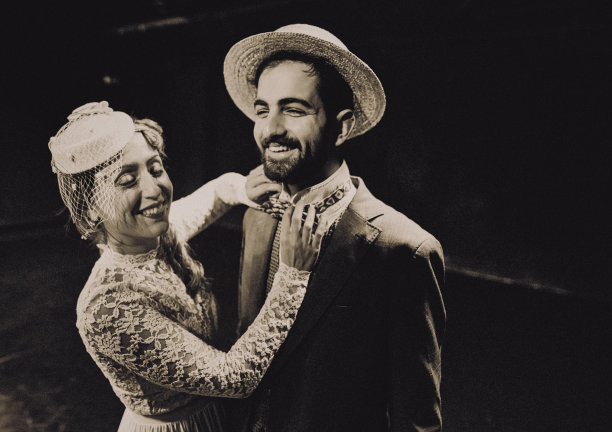 一起系领结的乐趣图片下载