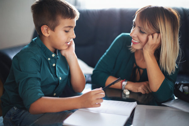 认真写作业的可爱男孩图片下载
