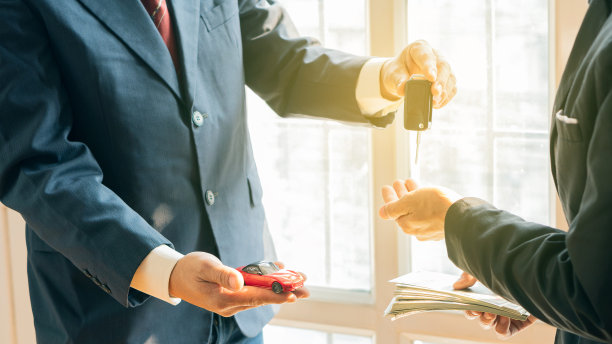 汽车经销商的手在汽车和顾客的钱之间进行交易。汽车插图设计图片下载