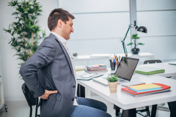 在办公室的商人背部疼痛图片下载