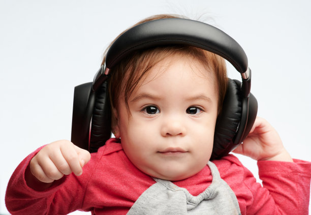戴耳机的小女孩图片下载
