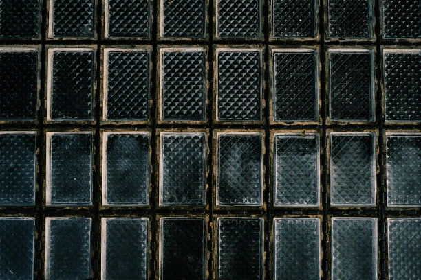 背景是曼彻斯特街道上的老式复古玻璃砖。图片下载