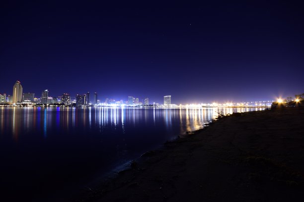 美丽地照亮圣地亚哥城市天际线从圣地亚哥湾对晴朗的夜空图片下载