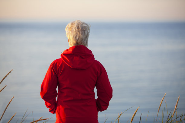 女人可以俯瞰大海。图片下载