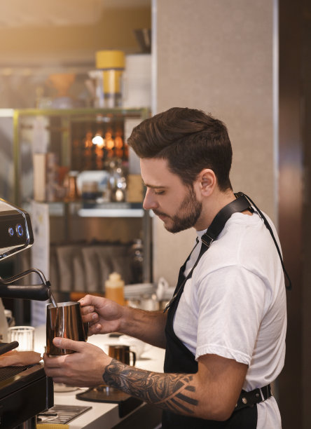 专业咖啡师在咖啡馆使用咖啡机制作咖啡图片下载