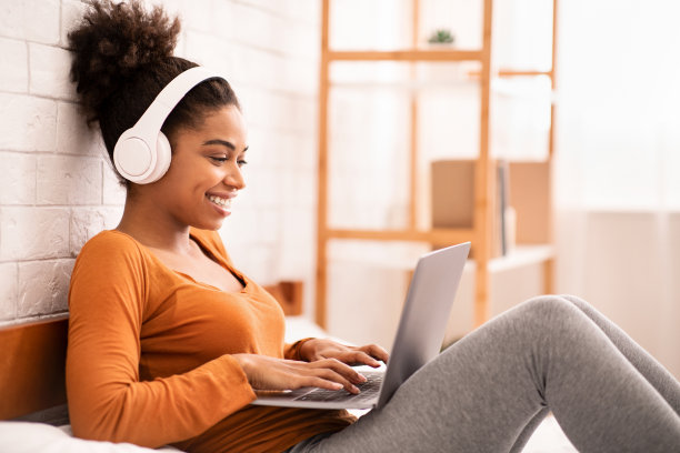 在家躺在床上使用笔记本电脑浏览互联网的女人图片下载