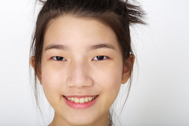 年轻漂亮的亚洲女学生特写图片下载
