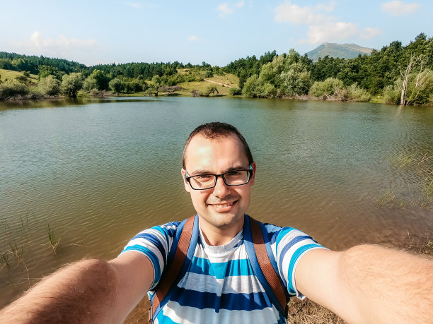 人们在湖边自拍图片下载