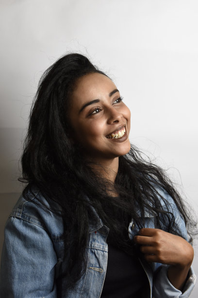 有着一头黑发的中东年轻女子。精彩女模特室内照片图片下载