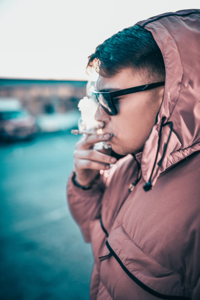 男性在外吸烟图片下载