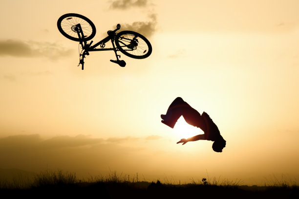一个疯狂而不可靠的骑自行车的少年发生事故的时刻图片下载