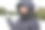 快乐的小男孩戴着雪面罩，右手拿着雪球。图片下载