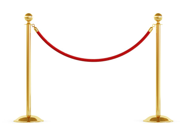 白色背景上孤立着红色绳索的金色屏障。包括剪切路径。图片下载