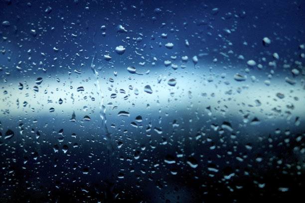 雨滴落在窗户上图片下载