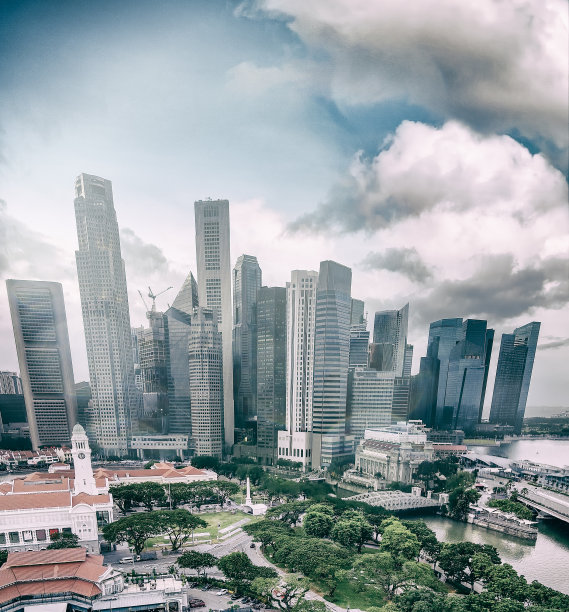 公司的建筑。日落时新加坡鸟瞰图。城市摩天大楼上空的天空颜色图片下载