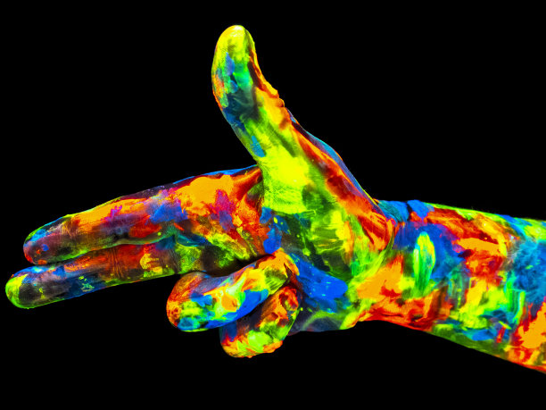 人的手涂上荧光涂料，手势图片下载