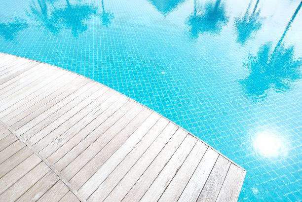 在游泳池边的背景图片下载
