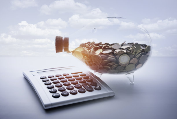 计算器和存钱罐素材图片