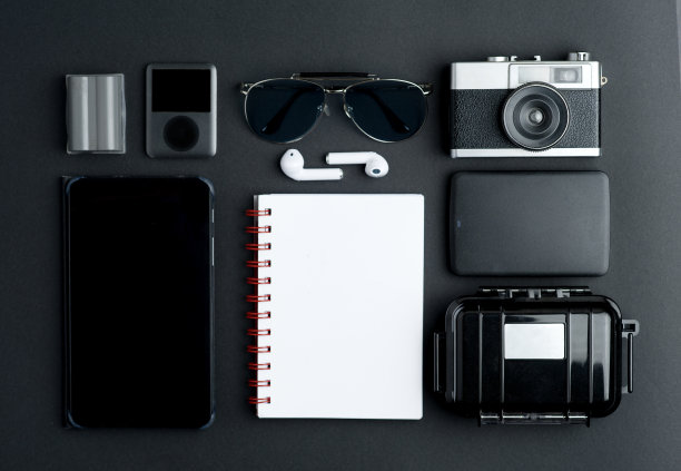 俯视图的工作空间摄影师与旧照片相机，耳机，PDA，防水的情况下，白纸，相机电池。Mp3，太阳镜，硬盘。在黑色的桌子上图片下载