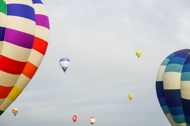 在阴天里的热气球图片下载