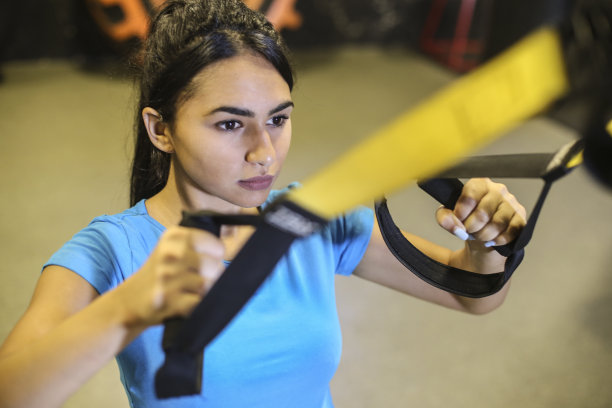 少女进行悬挂训练图片下载