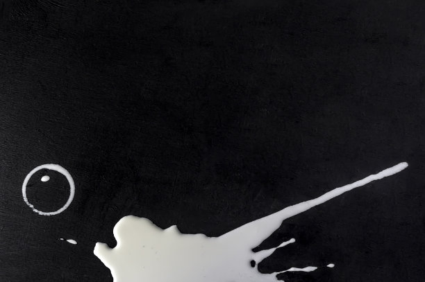 牛奶在黑色的木制背景上。文本的地方图片下载