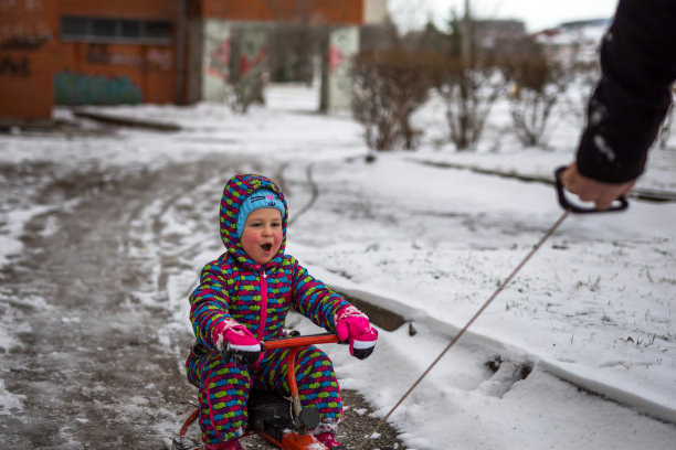 快乐的小女孩在雪橇上图片下载