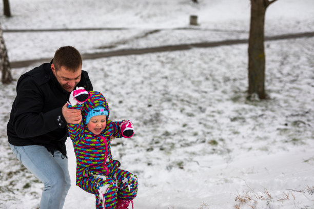 父亲抱着女儿在城里度过寒冷的冬天图片下载