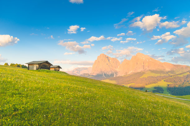 Cortina d’ampezzo是一个受欢迎的登山村居民城市，位于一个高山山谷的Dolomites的中心。图片下载