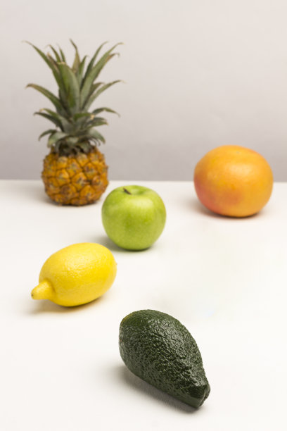 水果含有胶原蛋白维生素在白色的背景图片下载