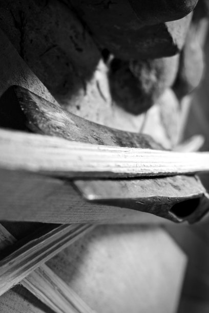 用斧头劈开木材图片下载